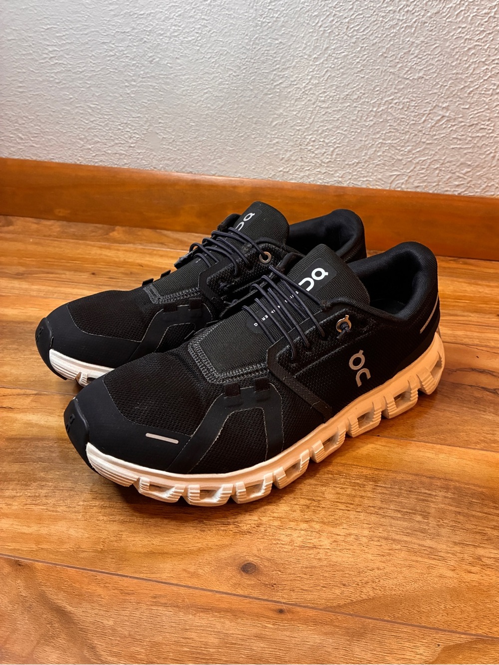 On Cloud 6 Women’s Athletic Running Sneaker Shoes, black / white- size 9
